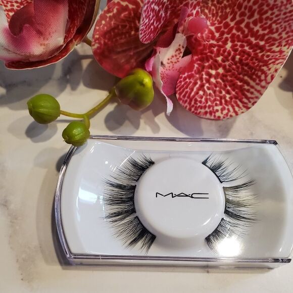 MAC Sexpot False Lashes - Picture 4 of 7